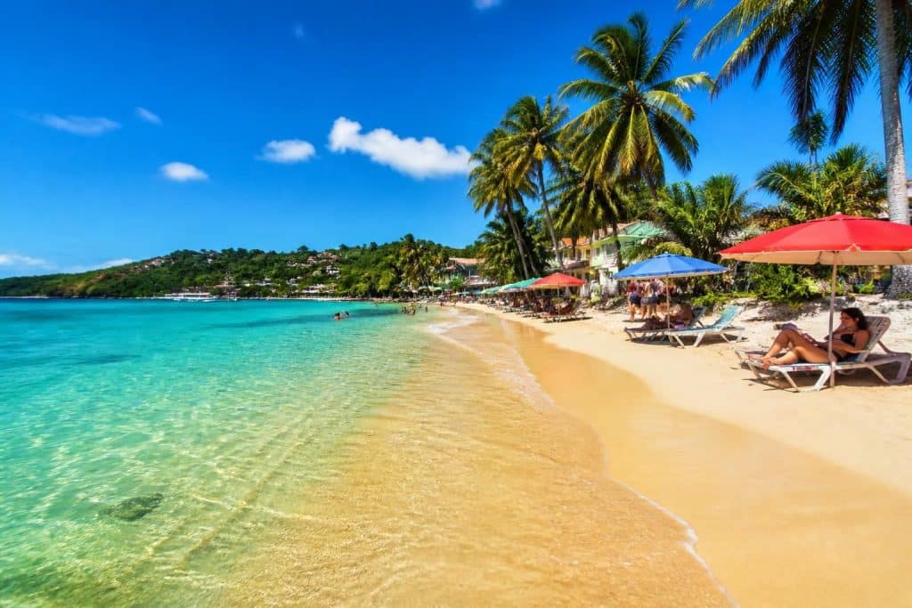 découvrez les meilleures destinations ensoleillées et abordables pour un voyage dans un pays chaud en décembre. trouvez des idées pas chères pour profiter du soleil cet hiver.